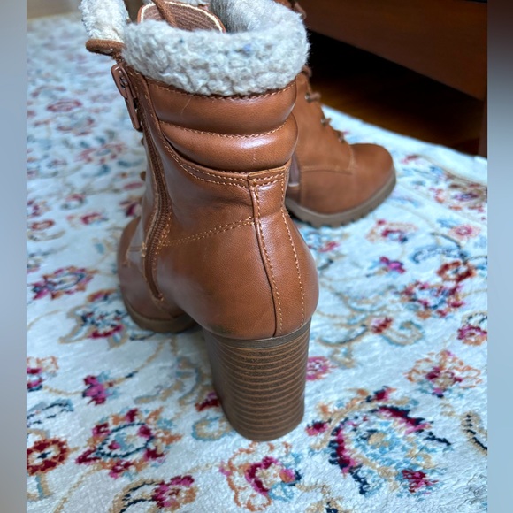 cute lace up faux fur trimmed Jellypop boots. Light brown/dark tan in color - Picture 13 of 15